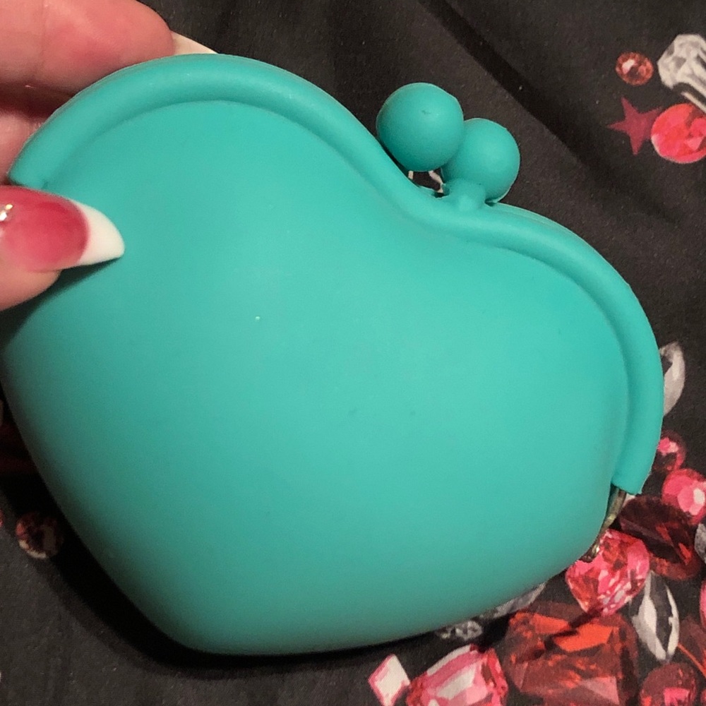 Green heart shaped rubber coin purse
